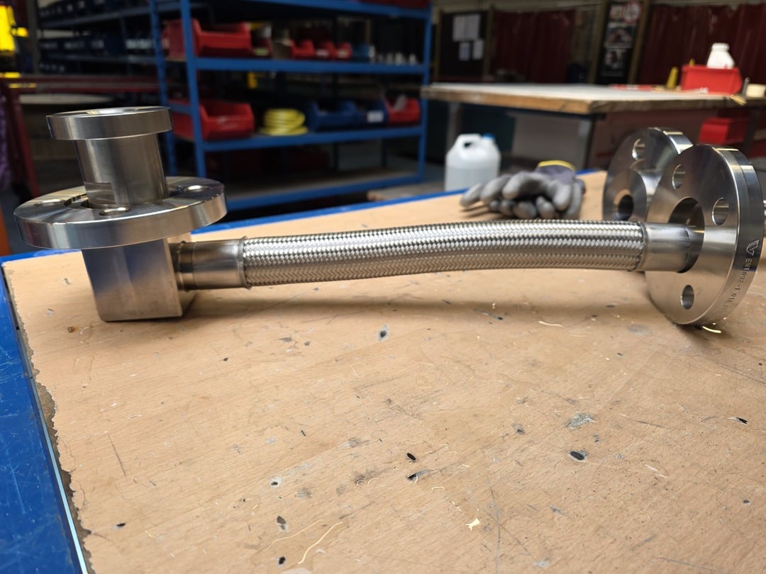 Flexible en Téflon avec raccord en titane conçu par Tub-Flex pour différentes applications dans l'industrie