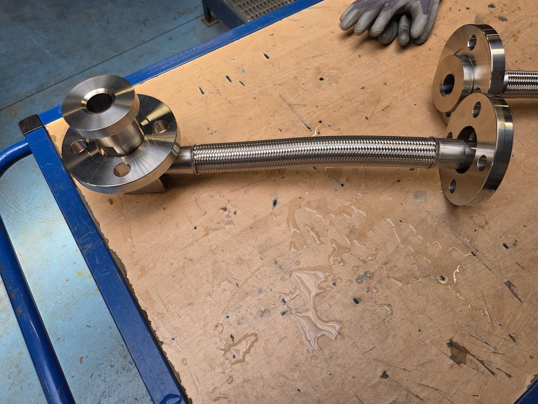 Flexible en téflon avec raccord en titane conçu par Tub-Flex pour différentes applications comme la construction navale