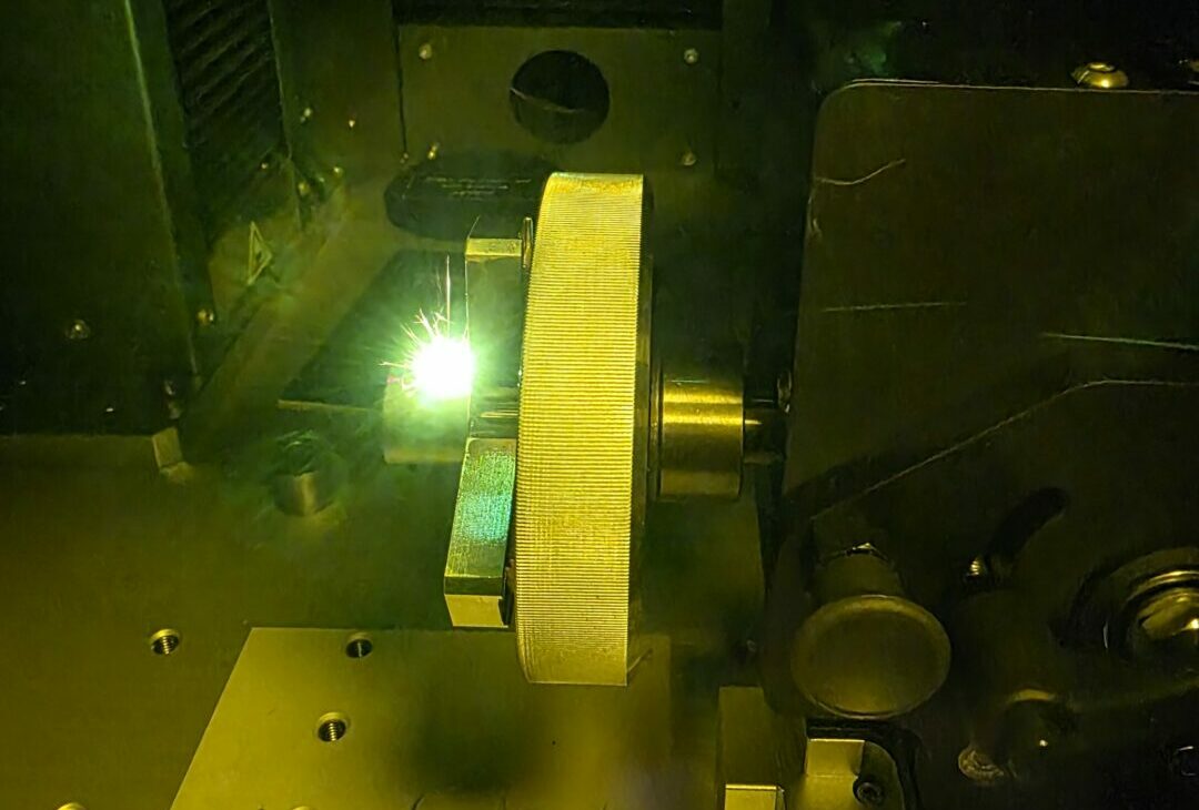 Graveuse laser pour flexible industriel en cours de gravage
